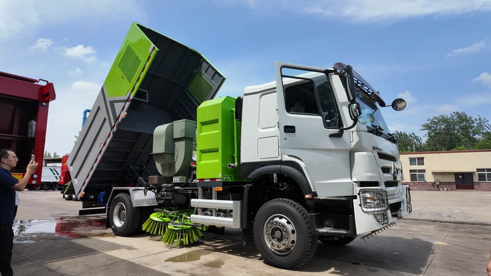 Sinotruk HOWO 4x2 Heavy-Duty Road Sweeper Truck-12 (1) Sinotruk Howo 4x2 Tamion de balayeur de route lourds-12 (1)